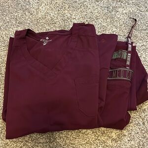 Women’s Med Couture Scrubs
Pants are size XL Petite 
Top is a Large